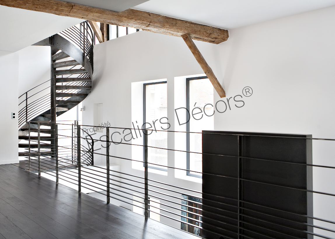 Photo DH83 - Escalier intérieur métal et bois en colimaçon sur 2 niveaux pour une décoration design et contemporaine. Vue 2